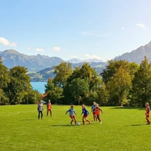Dynamische Spielszene junger Fussballerinnen der RK Academy beim Elite-Training in Küsnacht.